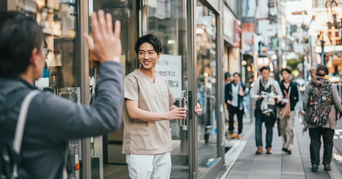 地域に密着、スタッフと地域の人々との笑顔の交流