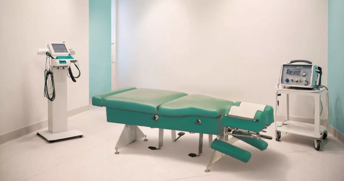 整骨院の施術ルームと治療ベッド